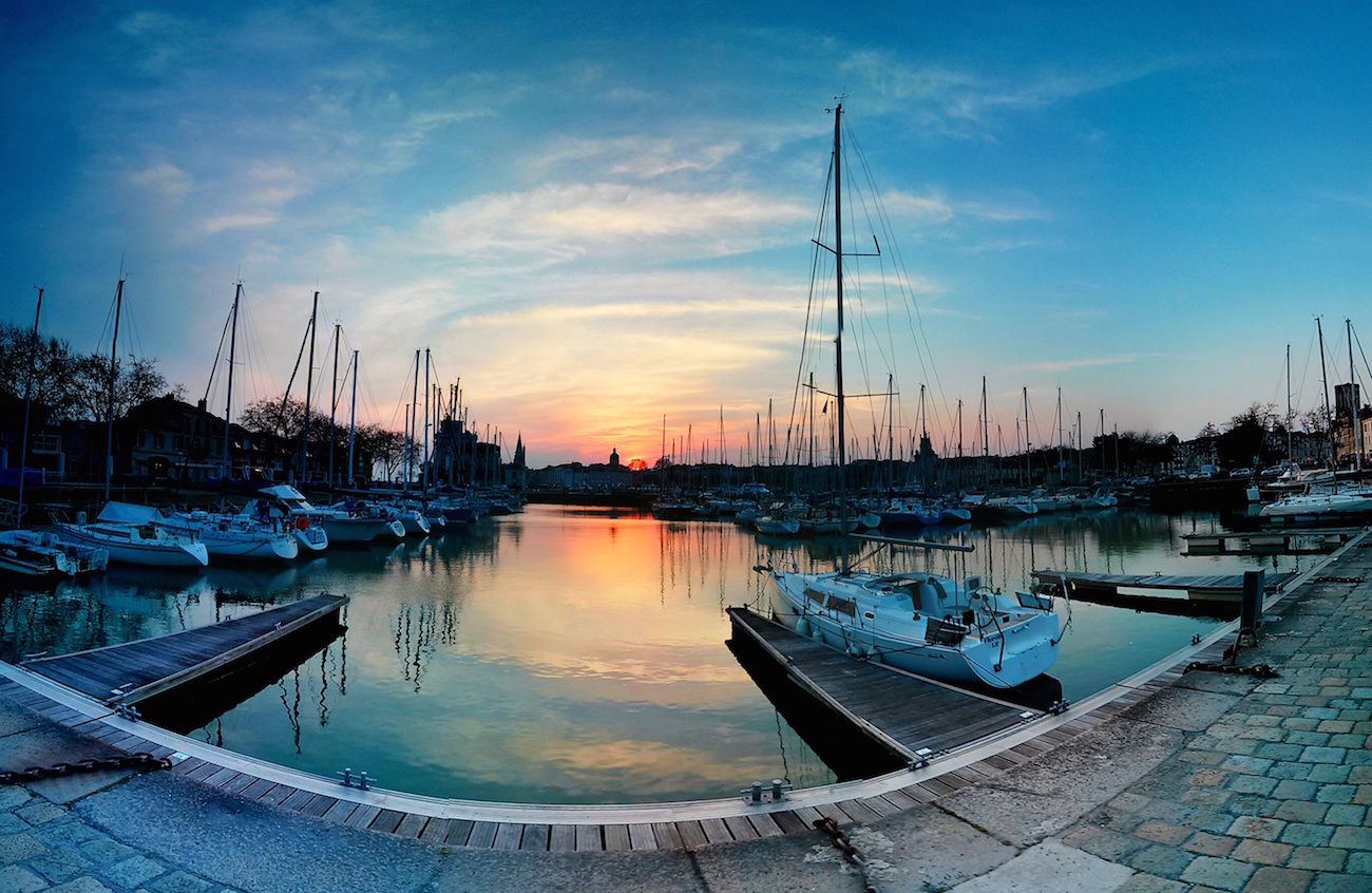 Soleil bas sur le vieux port.